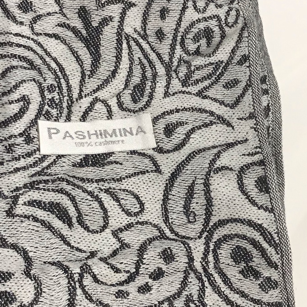 100% cashmere thin scarf Italian design elegant